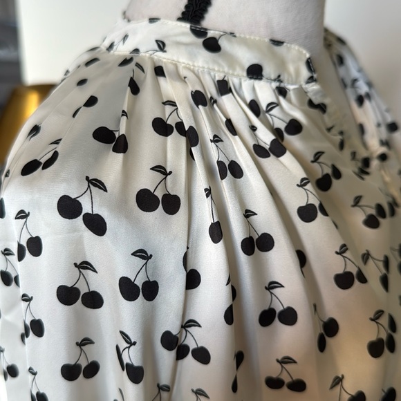 On 34th Printed Pleated Smocked-Cuff Black Cherry‎ Retro Print Blouse SZ Medium - Picture 7 of 7